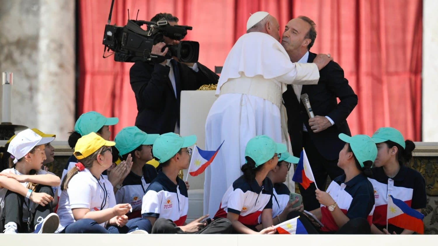 Si conclude la GMB. Benigni ai bambini: siate eroi che insieme sconfiggono la guerra