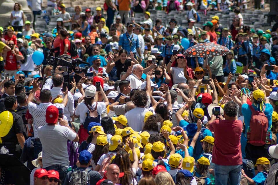 <strong data-start="62" data-end="182">Ricordiamo Papa Francesco con la preghiera e le immagini che gli sono care: il bagno di folla e le benedizioni dei bambini durante la GMB</strong>