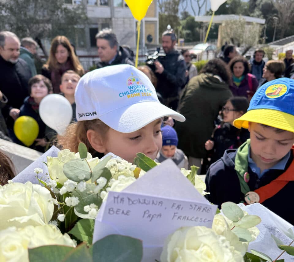 I bambini del Pontificio Comitato per la G.M.B. in preghiera al Policlinico Gemelli
