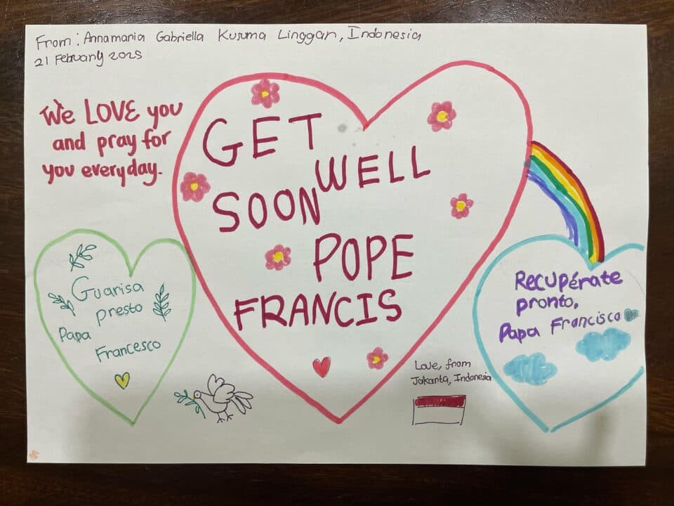 Migliaia di disegni, lettere e preghiere stanno arrivando dai bambini di tutto il mondo